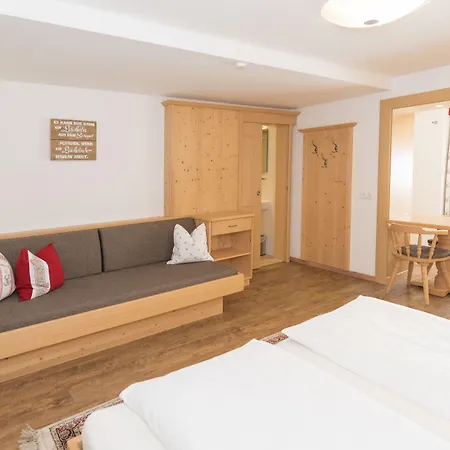 Kleine, Feine Sonnwend ألباخ